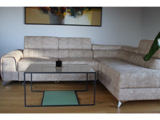 Kovová podnož stolu je dokonale kombinována se sklem. Takový výrobek bude odolný, ale zároveň nebude v místnosti překážet....